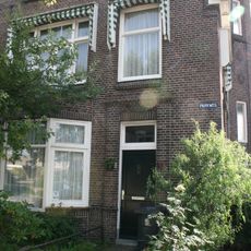 Rij woningen maken deel uit van het U-vormige woningcomplex