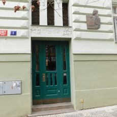 Pamětní deska Václava Černého na domě U Kanálky 1417/1 na Vinohradech