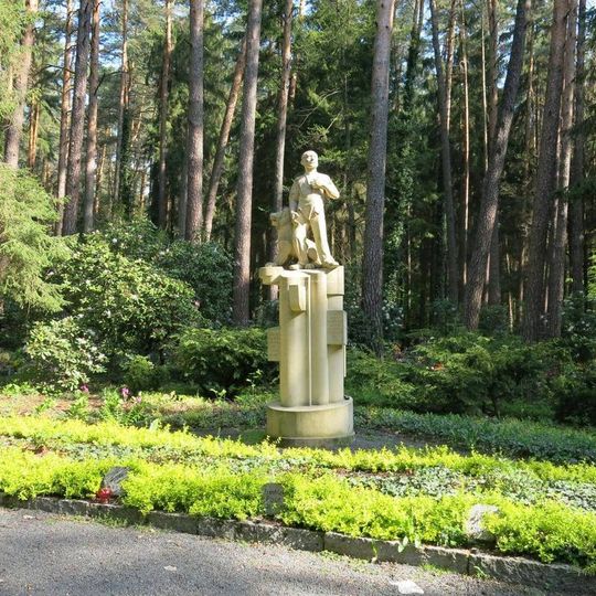 Památník v místě pohřbu popravených účastníků Rumburské vzpoury na Lesním hřbitově v Novém Boru