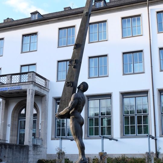 Herkules trägt den Obelisken