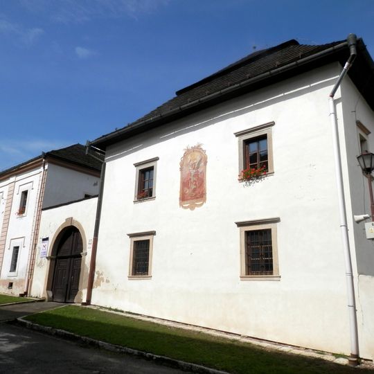 Kanónia, dom služobníctva so sýpkou