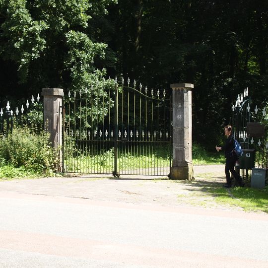 Toegangshek, vermoedelijk rond 1885 gebouwd