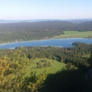 Jura besichtigen: Naturstätten, historische Dörfer und Bergstationen