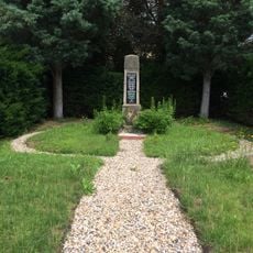 Pomník padlým na návsi ve Sluhách