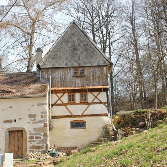 Wohnhaus und rechtwinklig angebaute Steinscheune, straßenbegleitende Stützmauer und Mauer der Grundstückseinfriedung Blösa 14