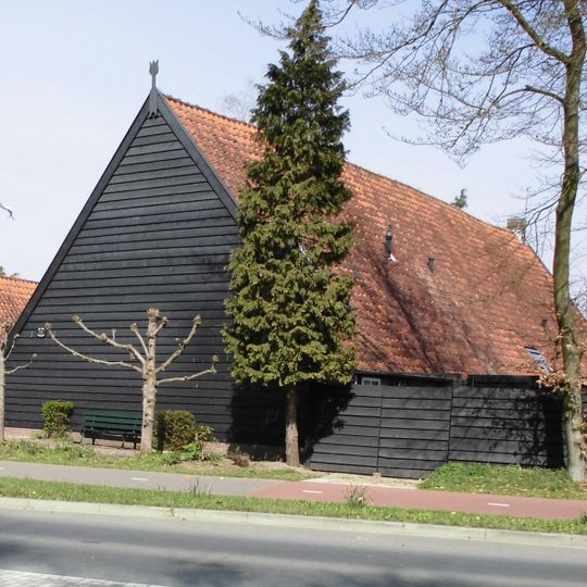 Met pannen gedekte houten tabaksschuur met beweegbaar ventilatie-systeem