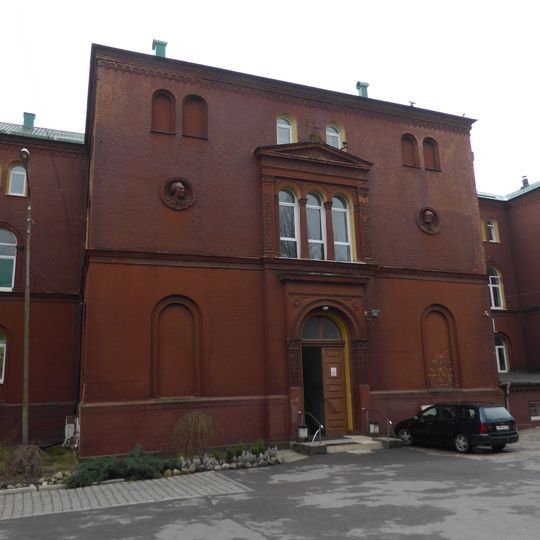 Лечебный корпус с горельефами И.Ф. Диффенбаха и А.Г. Рихтера