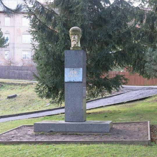 Masarykův pomník na návsi v Ohníči