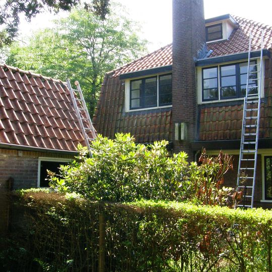 Schuur ligt op de kop van het woningblok van vier woningen