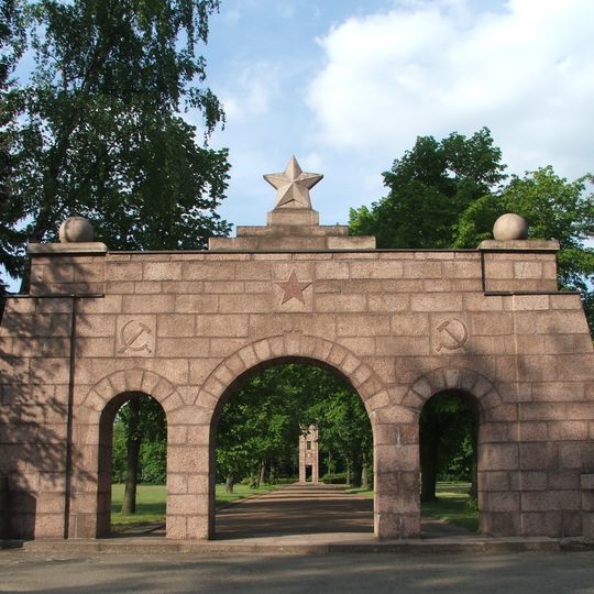 Sachgesamtheit '''Ehrenhain Zeithain''' mit den Einzeldenkmalen: Turmmonument, Toranlage, Friedhofsgebäude und Lagerbaracke sowie der gestalteten Friedhofsfläche einschl. Allee und den Resten der alten Einfriedung