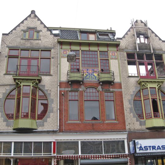 Winkelwoningcomplex met gevel in Art Nouveau-stijl