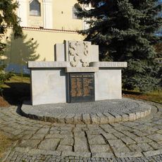 Pomník padlým u kostela v Mnichovicích