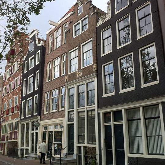 Huis met geheel vlakke trapgevel waarin twee leeuwenkoppen en een gevelsteen "INT LOSJEN".
