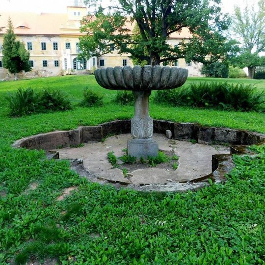 Kašna v zámeckém parku ve Štědré