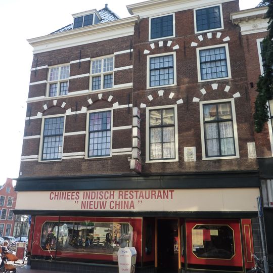 Gebouw met twee gevels met rechte kroonlijsten