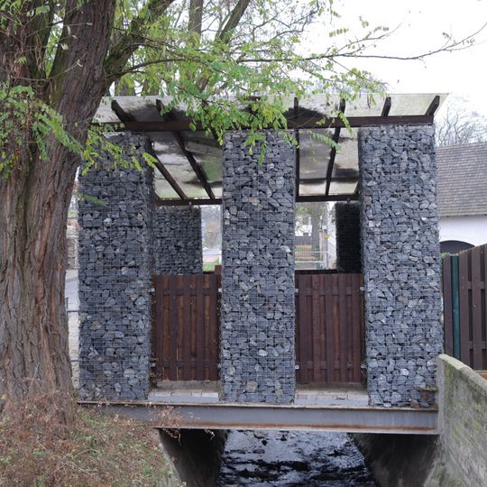 Dvojitý přístřešek autobusové zastávky a dětského hřiště v Úholičkách