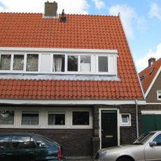 Blok met 4 keukenwoningen, zo genoemd vanwege destijds nieuwe plaatsing van keuken aan de voorzijde, aan de zijkant een houten topgevel, bouwstijl Amsterdamse School.