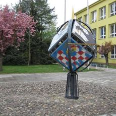 Astroláb před školou v Hoštce