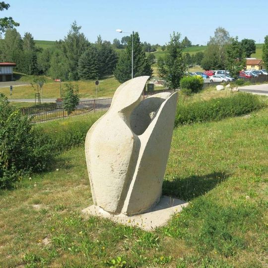 Kamenná plastika v zahradě nemocnice v Jilemnici