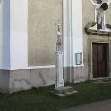 Kříž u kostela v Milavčích