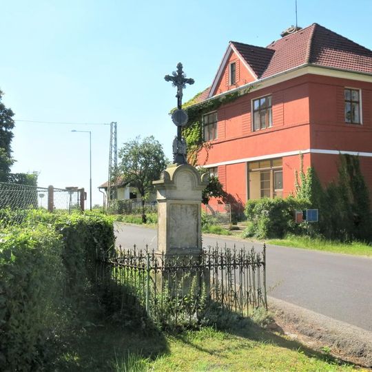 Kříž na návsi v Rašovicích