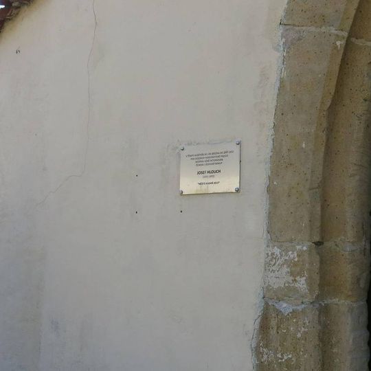Pamětní deska Josefa Hloucha u brány do kláštera v Kadani