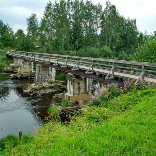 Пешеходный мост через Мегрегу на остров Мариам
