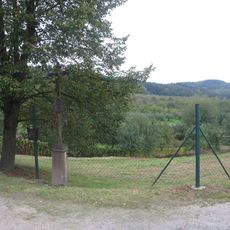 Kříž severně od městyse Lhenice u zahrady