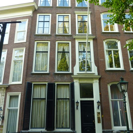 Oorspronkelijk met de nrs 28 en 30 een pand in régence stijl