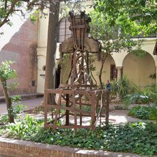 Esculturas creadas a partir de los yugos originales de las campanas de la Catedral de Málaga, con más de trescientos años de antigüedad.