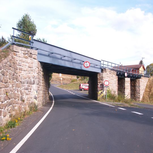 Železniční most přes Majakovského ulici v Horní Blatné