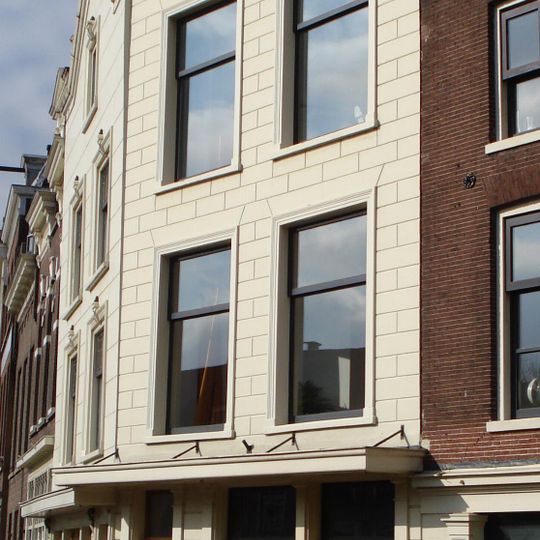 Pand met schilddak en gepleisterde lijstgevel