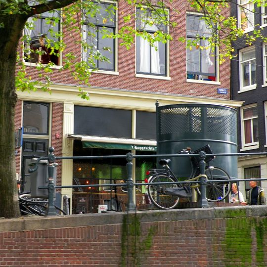 Hoekhuis onder schilddak met omlopende triglyfenlijst