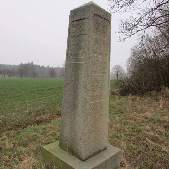Milník při cestě z Křelovic do Košetic u odbočky na Arneštovice