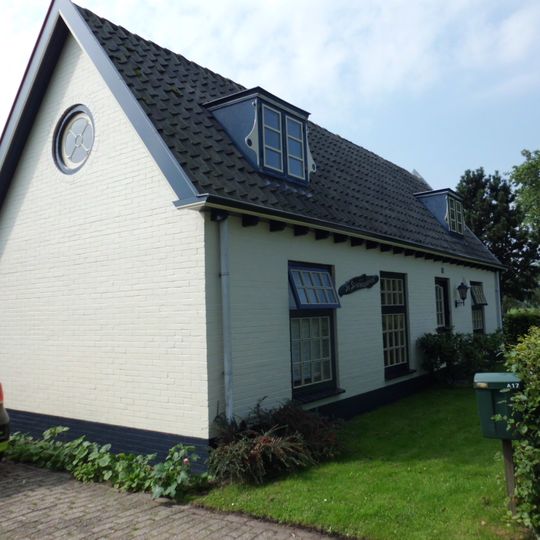 Boerderij, gepleisterd bakstenen gebouw onder afgewolfd rieten zadeldak