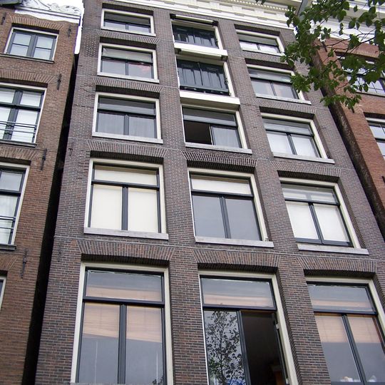 Pand met gevel onder rechte lijst met drie flesbalusters op de stoep