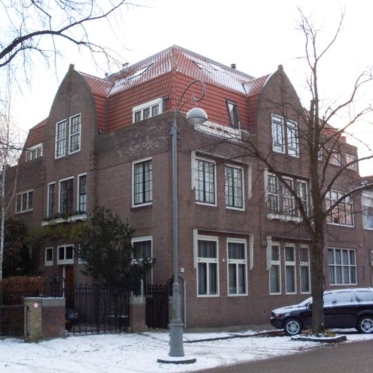 Linkerdeel van een in verstrakt 'Amsterdamse School' gebouwde dubbele hoekvilla
