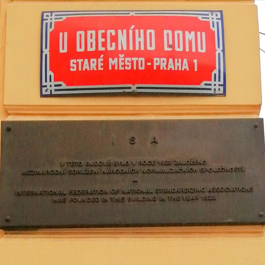 Pamětní deska založení Mezinárodního sdružení národních normalizačních společností v Praze