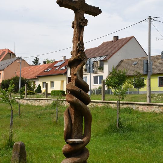 Dřevěný kříž u dalešického pivovaru