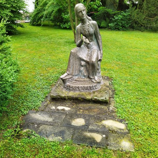 Agnes-Miegel-Statue