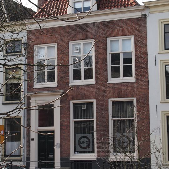 Eenvoudige lijstgevel met fraaie empire deur