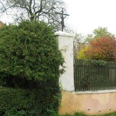 Kříž v rohu farní zahrady v Třebívlicích