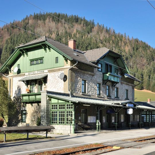Aufnahmsgebäude mit Toilettenhäuschen, Bahnhof Spital am Pyhrn