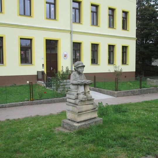 Socha školáka před školou v Nečtinech