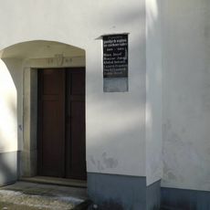 Pamětní deska padlým vojínům na kapli Povýšení svatého Kříže v Lovětíně