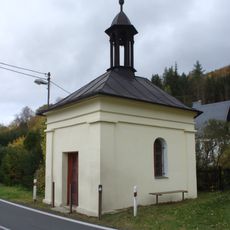 Kaple u hlavní silnice ve středu Široké Nivy