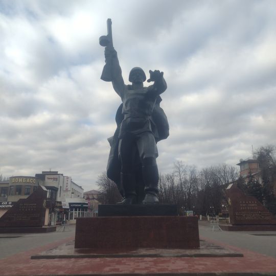 Ozod qiluvchi askar haykali Shaxti