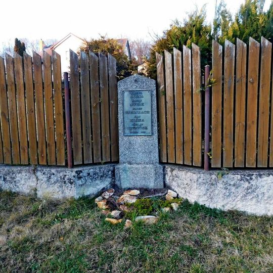 Pomníček obětem Květnové revoluce v ulici 8. května ve Stránčicích