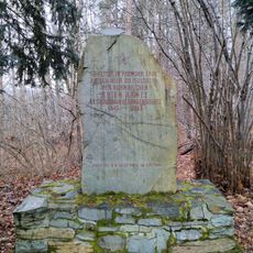 Stand Dezember 2020: Gedenkstein für die Soldaten der Roten Armee. Rechteckiger Sockel aus Naturstein gemauert, Gedenkstein aufgesetzt. Teilweise kräftig bemoost.