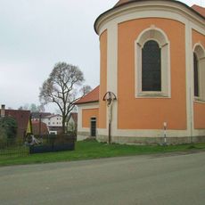 Kříž u kostela v Kladrubech